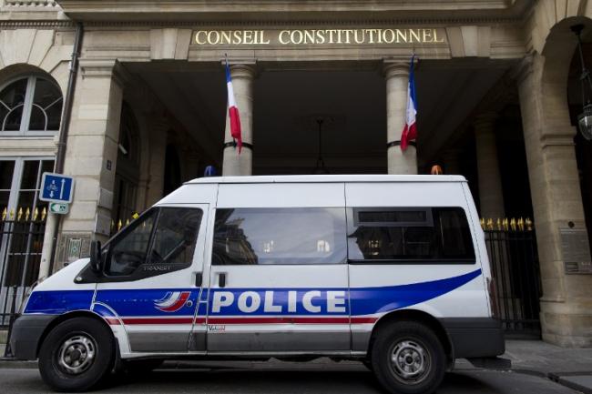 Constitutionnaliser l’état d’urgence, les arguments "pour" et "contre" des professeurs de droit