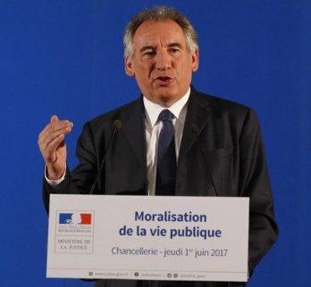 "Les parlementaires ne peuvent pas être le jouet de puissances financières ou de lobbies", prévient François Bayrou 