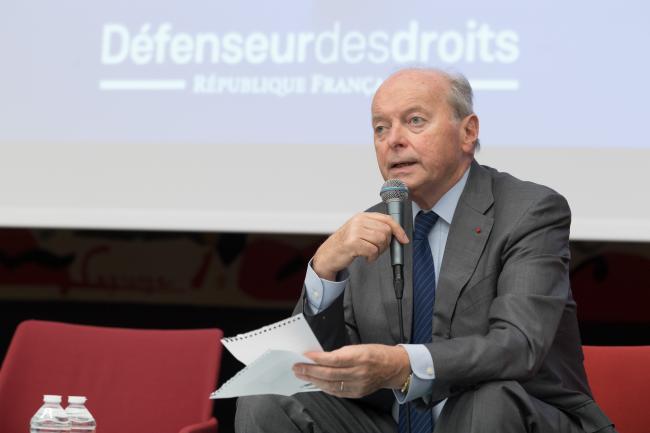Le Défenseur des droits reprend le flambeau contre les violences institutionnelles 