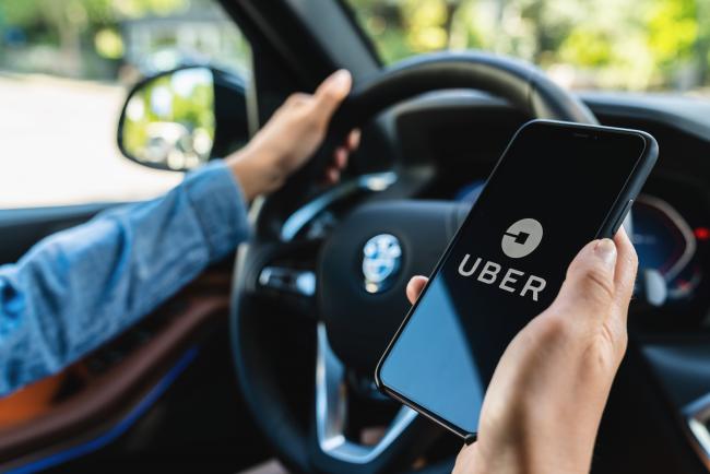 La Cour de cassation requalifie l'activité d'un chauffeur Uber en contrat de travail