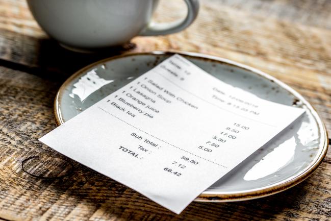 Cafés, hôtels, restaurants… L’Etat va continuer de payer (une partie de) l’addition