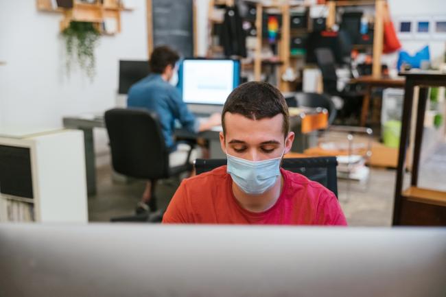 Masque obligatoire : pour les entreprises et administrations sans public, c'est le code du travail qui s'applique
