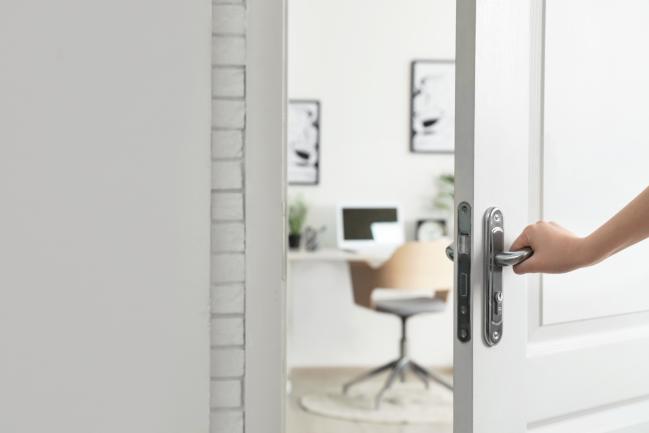 Confort, fin du présentéisme, outils de contrôle : l'éthique du télétravail fait débat