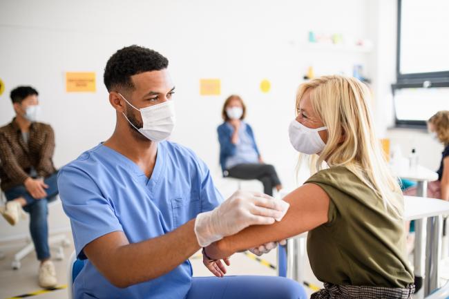 Vaccination : les employeurs doivent solliciter leur médecin du travail