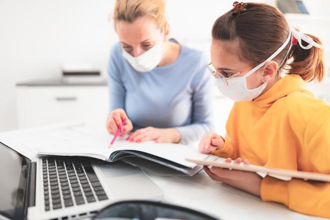 Fermeture de classe ou enfants positifs à la Covid-19 : à chaque situation sa solution de garde d'enfants indemnisée pour les parents salariés