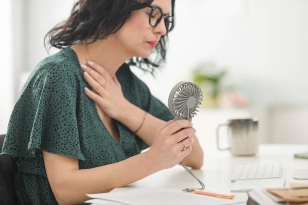 Ménopause au travail : le tabou qui freine les carrières des femmes 